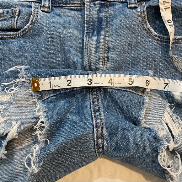 Old Navy Boyfriend Mid Rise Cut-Off Shorts Blue Jean Denim Distressed Size 6 - Picture 7 of 8